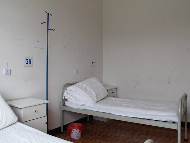 夜查房碰到患者家屬亂睡病床怎么辦?