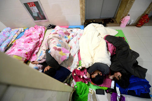 醫(yī)院打地鋪會傷害健康,有了共享陪護床就不用再打地鋪了!