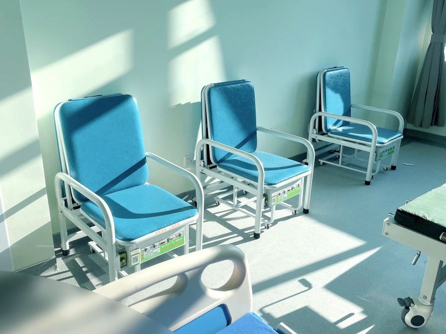 愛陪柜椅式共享陪護(hù)床：創(chuàng)新設(shè)計(jì)，智能便捷滿足醫(yī)院陪護(hù)需求